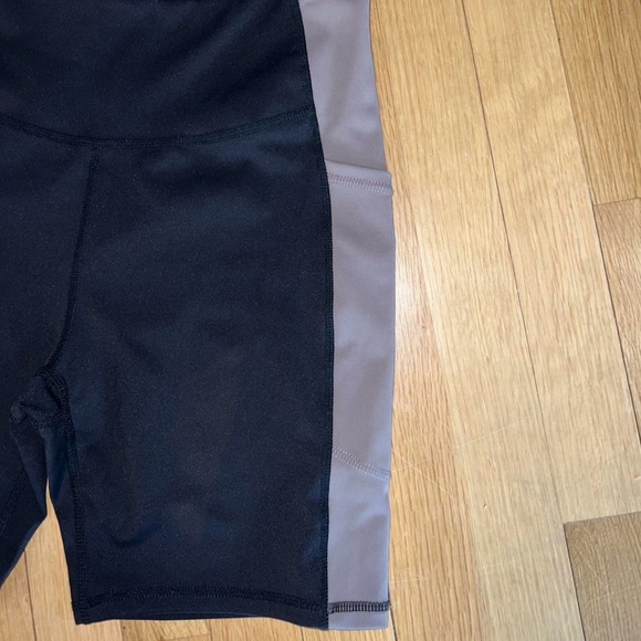 Very cute workout set! Top has cups and is supportive! Shorts have pockets. - Picture 5 of 8